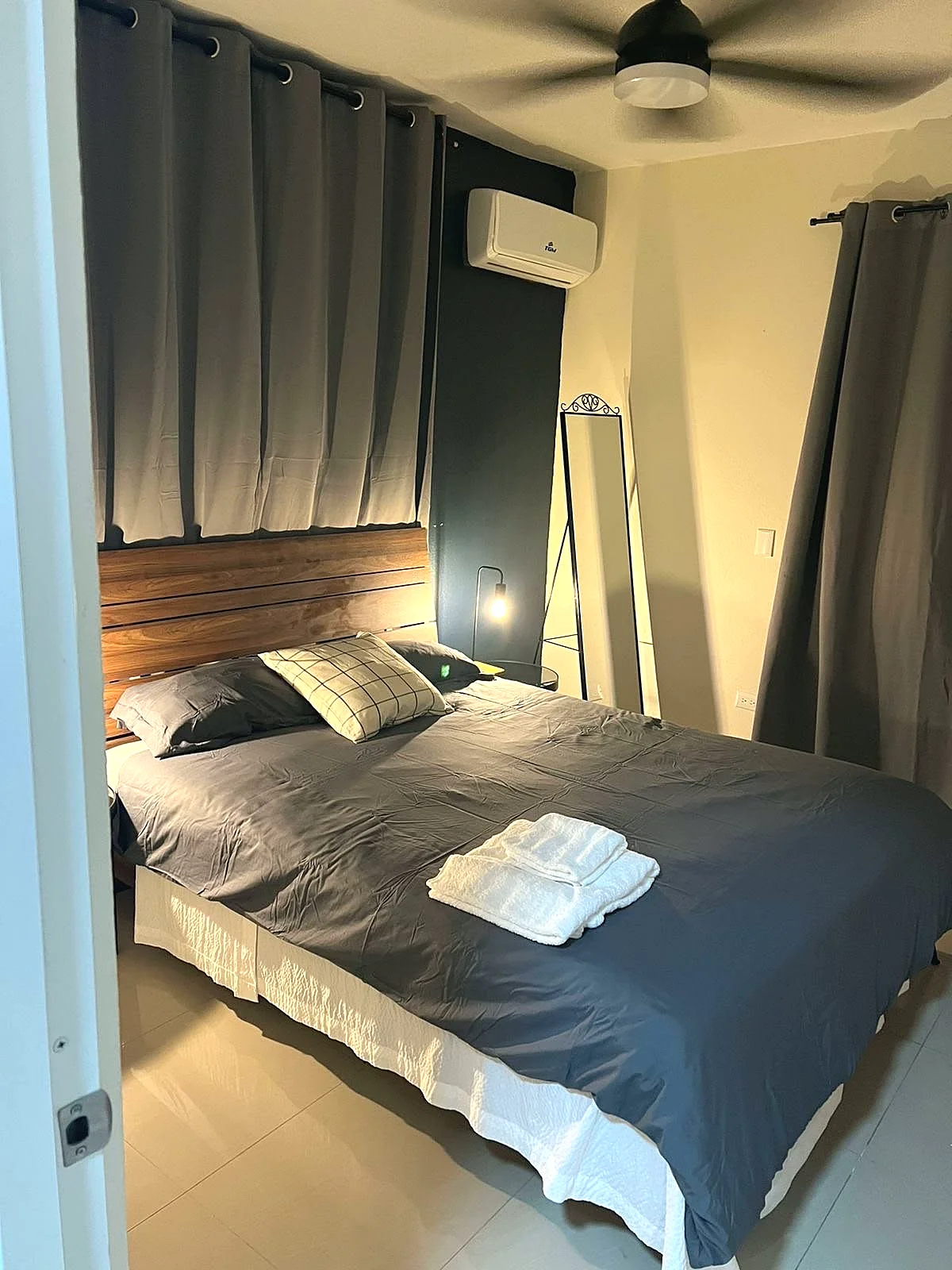 Habitación de estudio con cama doble en Solano Apartments