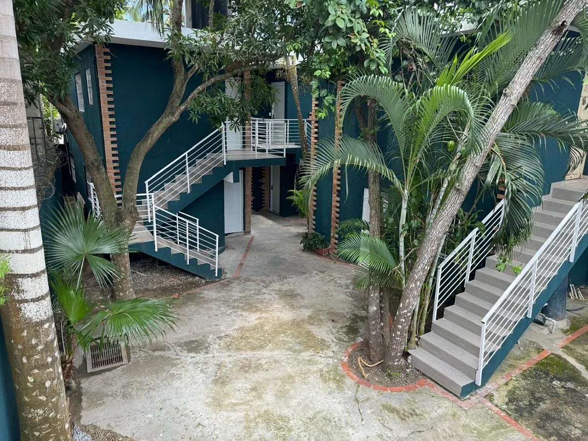 Fachada del complejo Solano Apartments en Calle 24 de Junio, Boca Chica