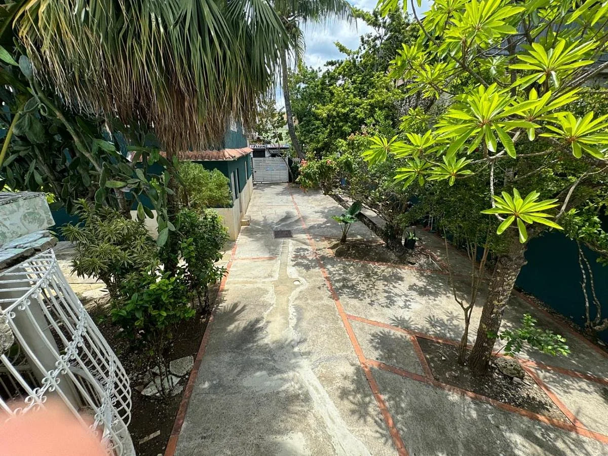 Jardines y exteriores del complejo Solano Apartments, Calle 24 de Junio, Boca Chica