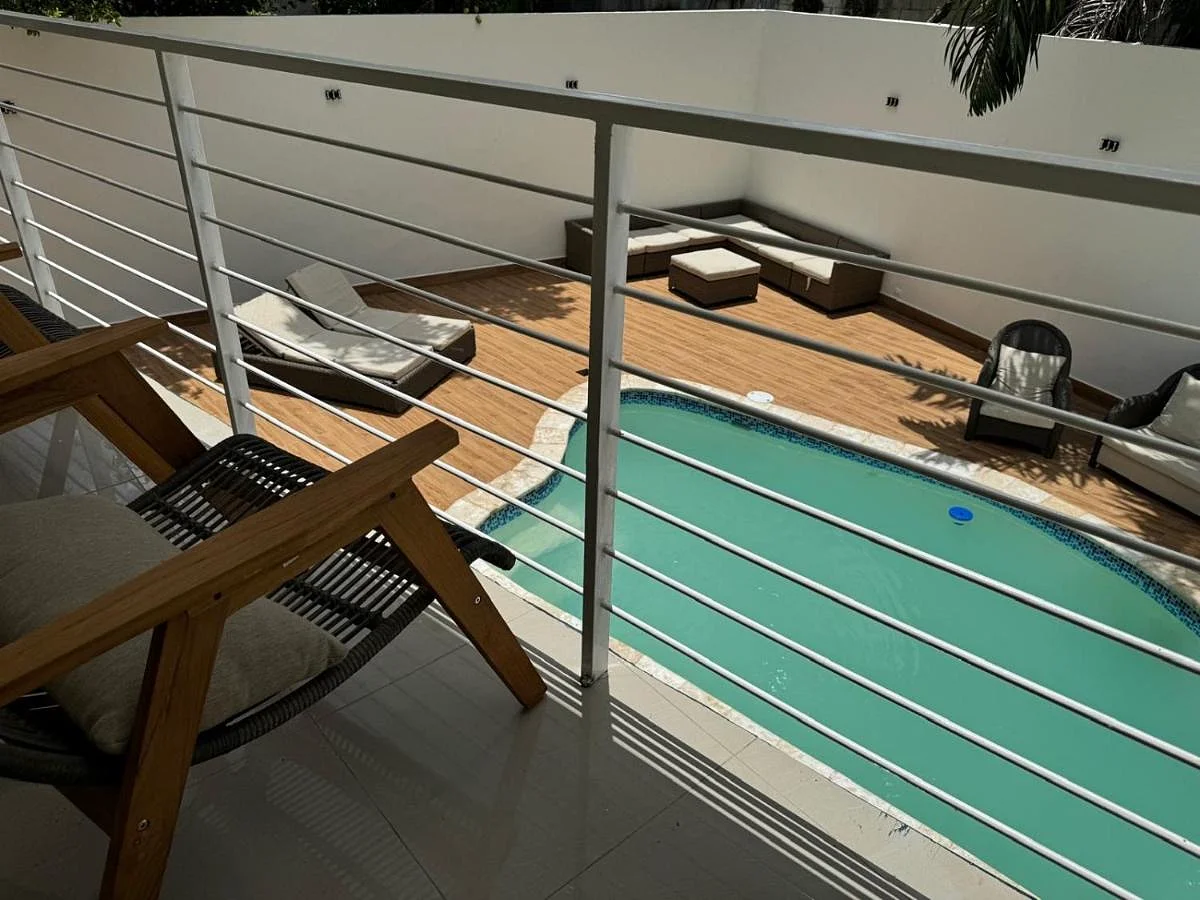 Terraza exterior de Solano Apartments en Boca Chica, República Dominicana