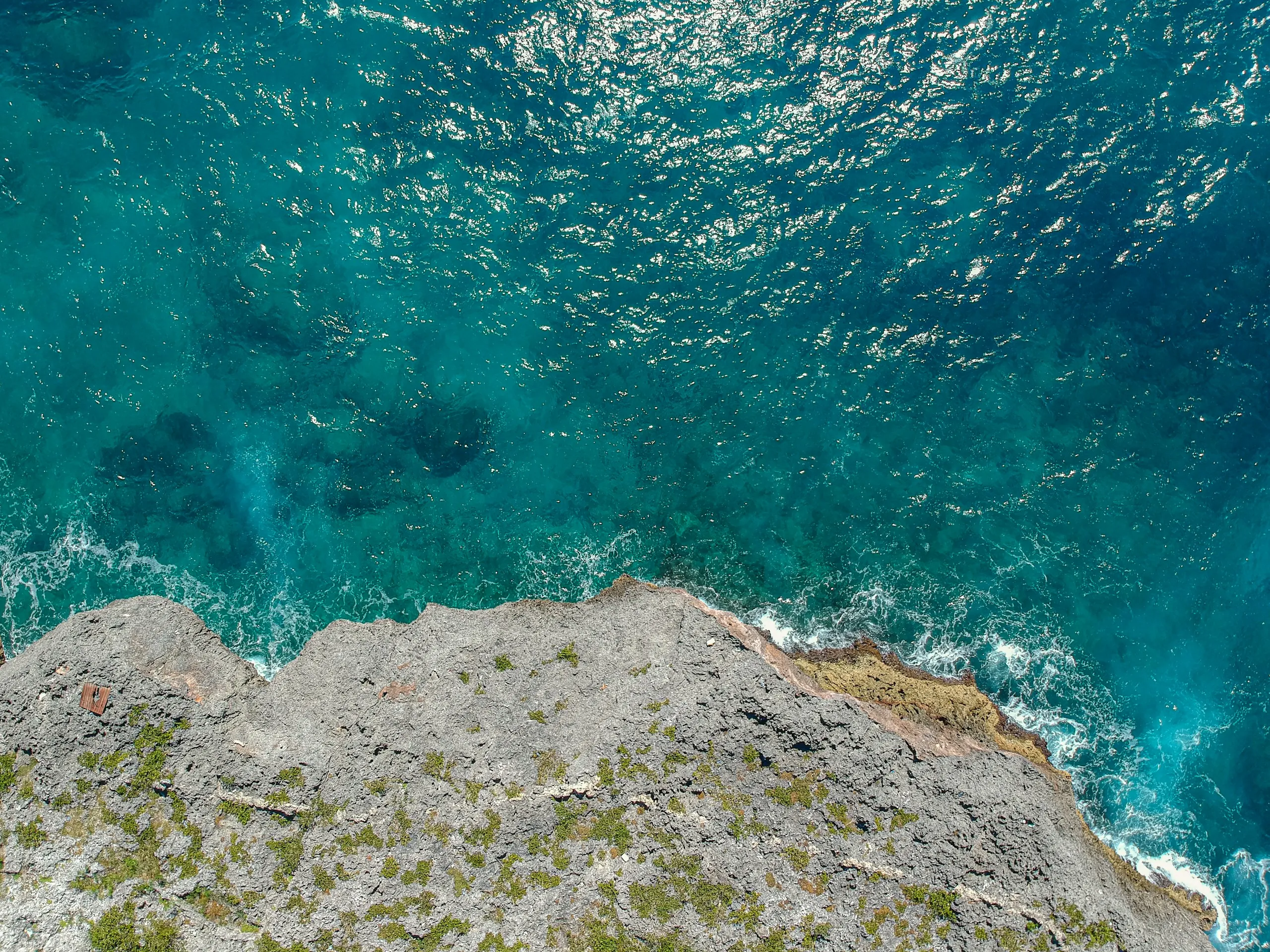 Vista aérea del arrecife de coral de Boca Chica con aguas turquesa