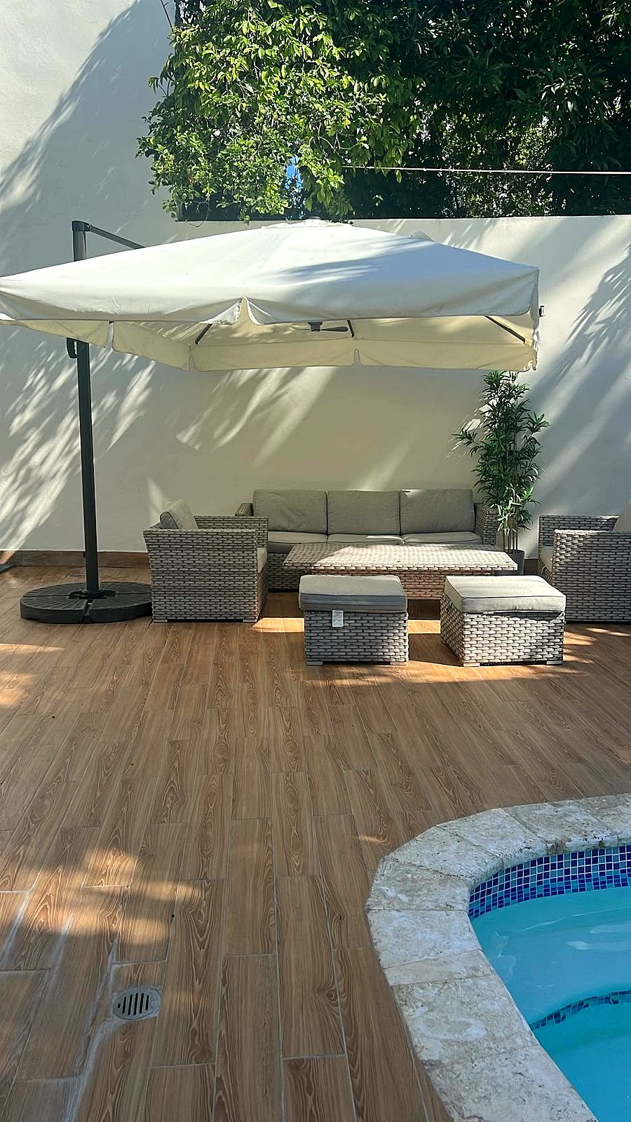 Área lounge del deck de Solano Apartments con sillas y mesas al aire libre