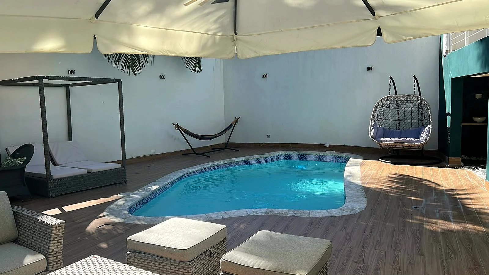 Hamaca sobre la piscina de Solano Apartments, Boca Chica