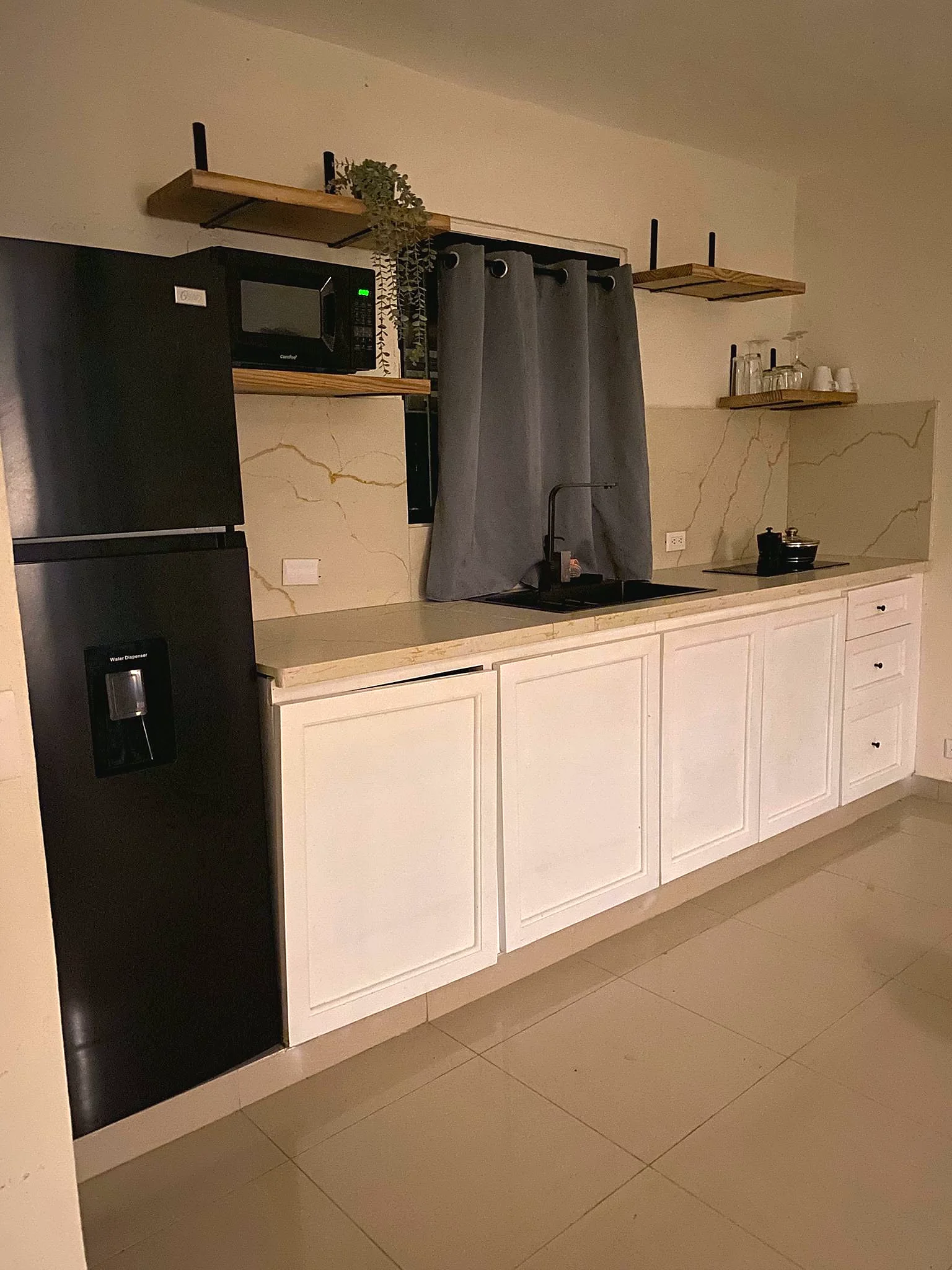 Kitchenette del apartamento de Solano Apartments con encimera y nevera