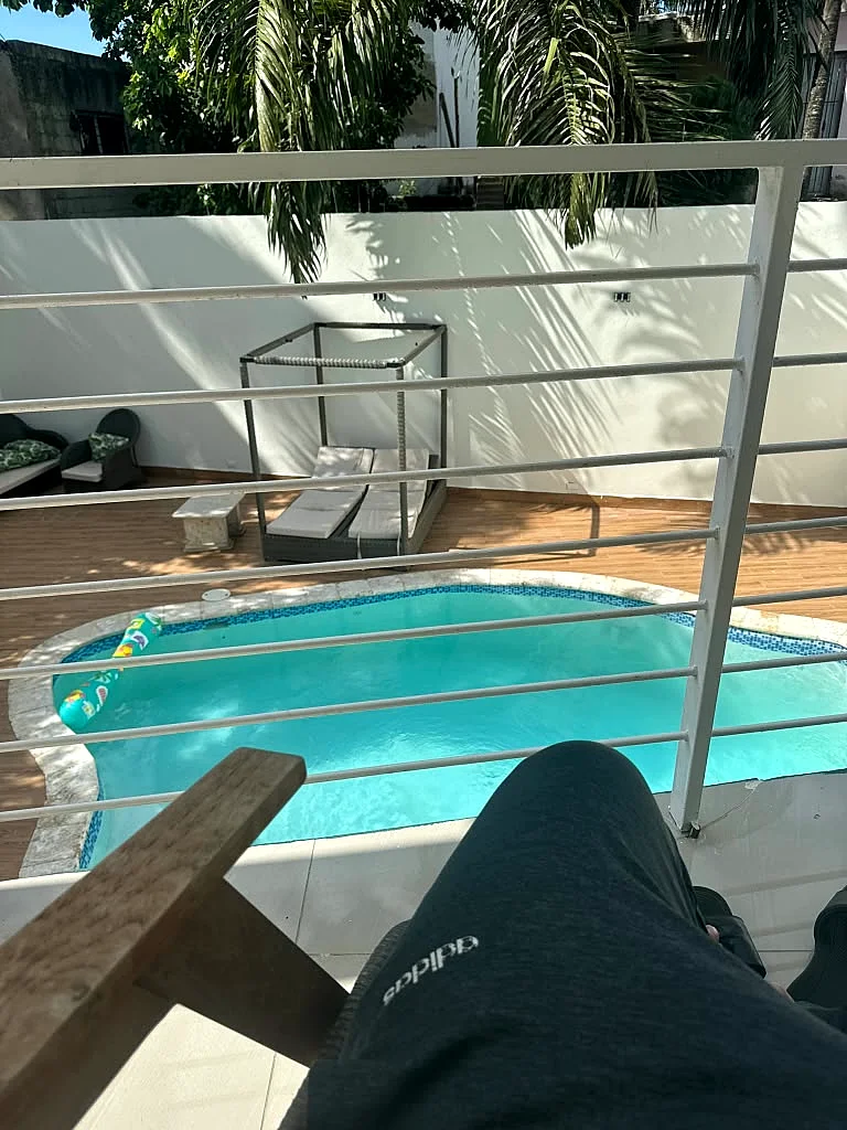 Zona de baño de la piscina de Solano Apartments
