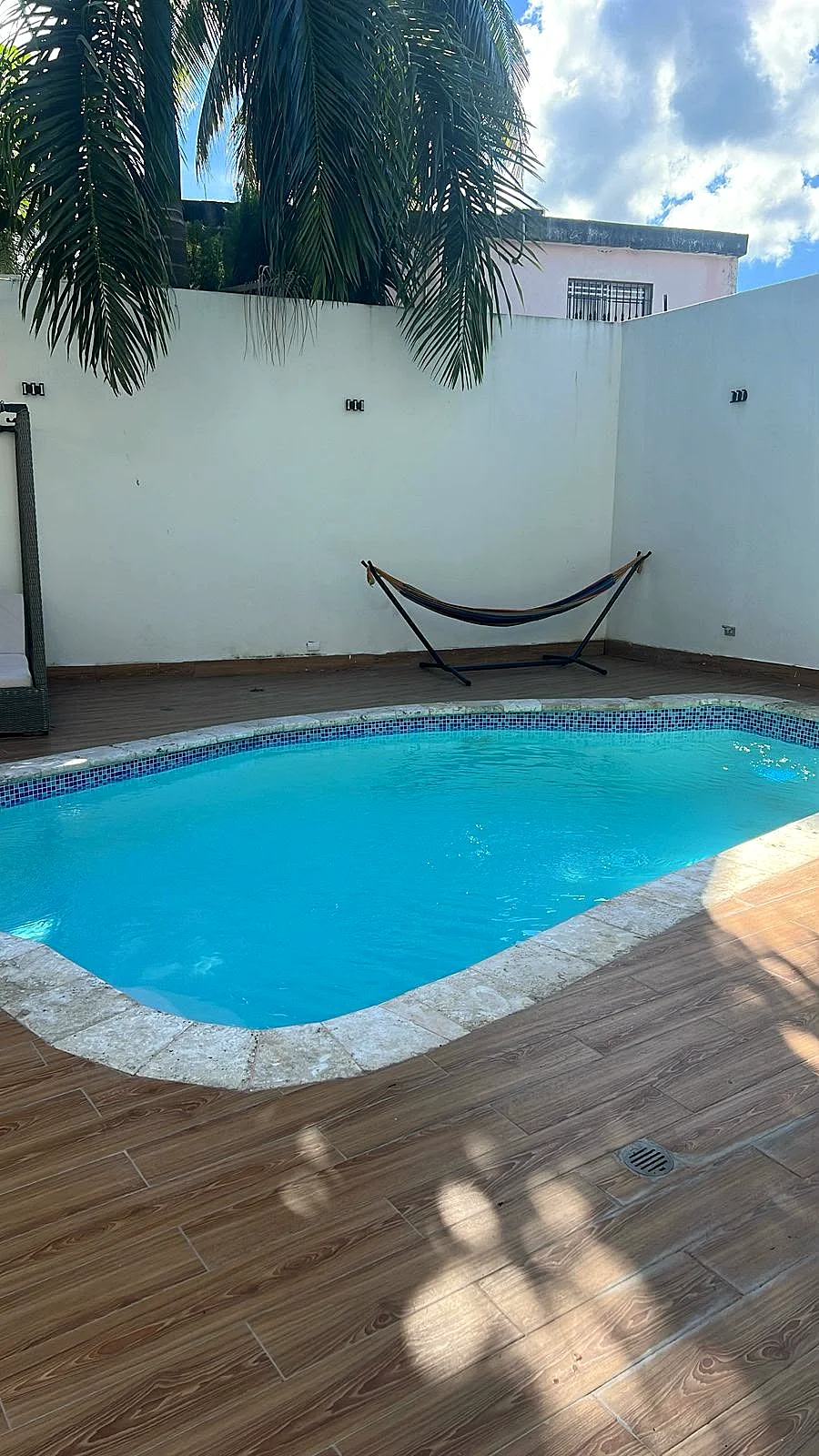Segunda hamaca colgada sobre la piscina de Solano Apartments